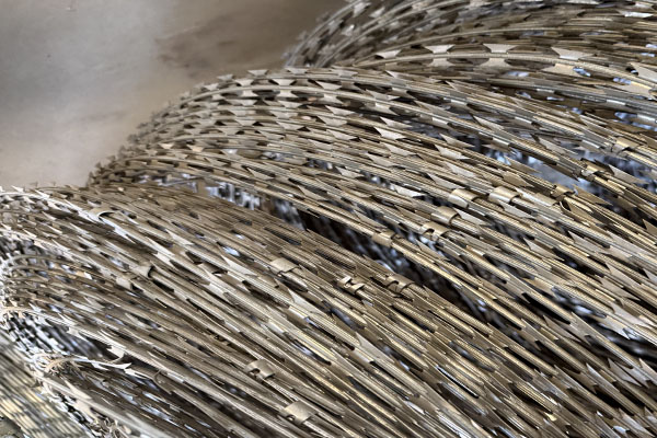 Hot-Dip Galvanized Concertina Razor Wire Close-up